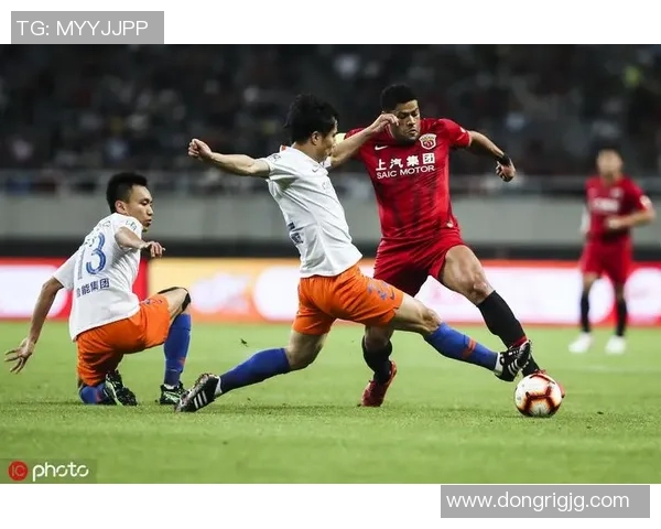 鲁能与大连在足协杯的激战中谁能笑到最后精彩对决即将上演